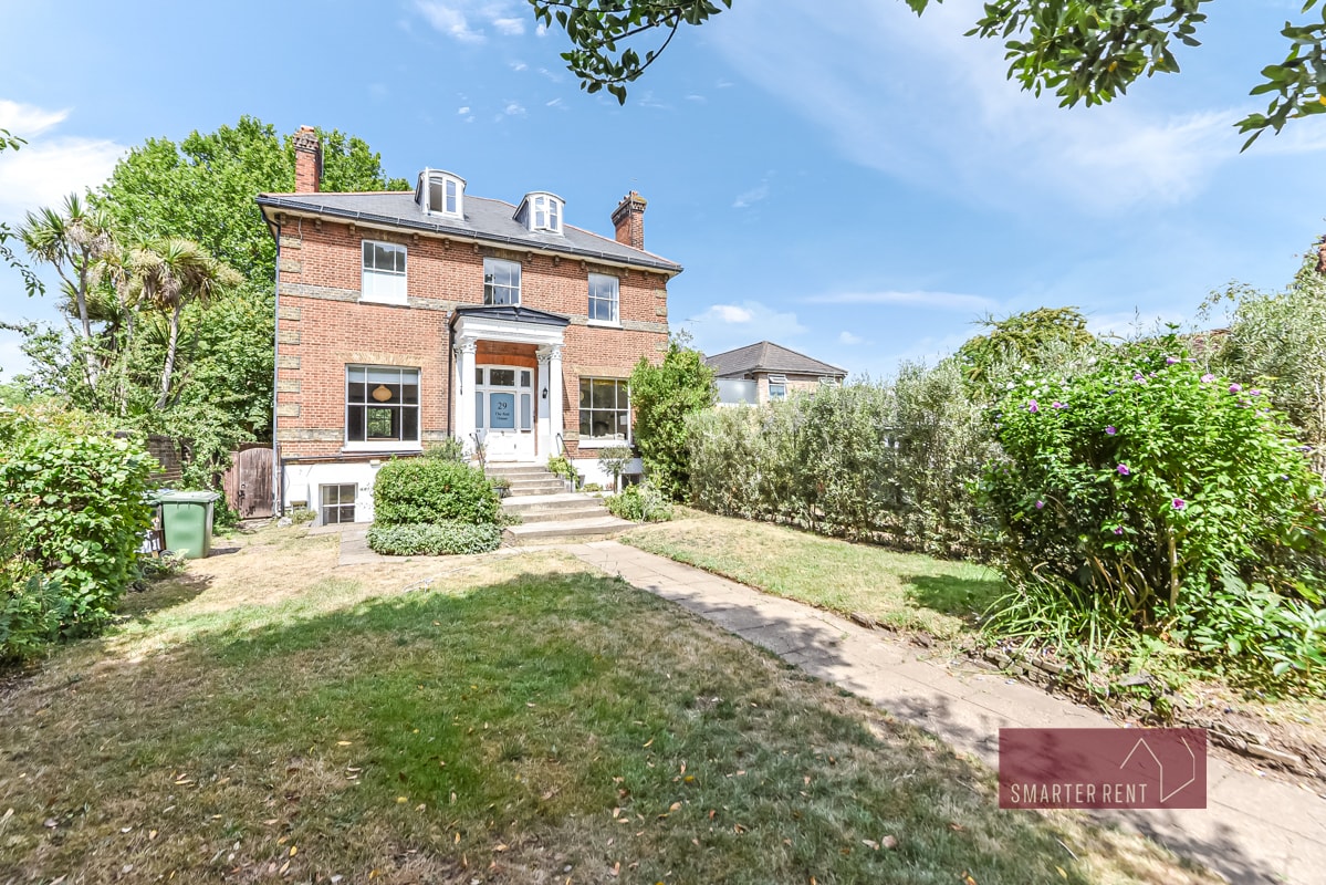 Hampton Court, 5 Bed House, parking