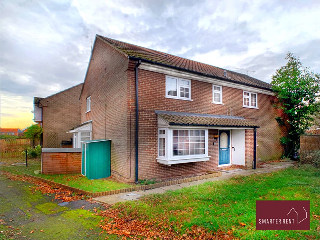 Wokingham - 2 Bedroom Maisonette - With Parking