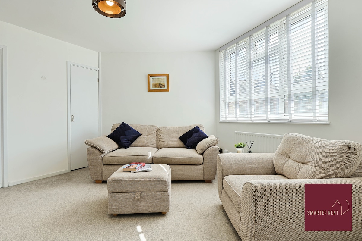 Teddington, One Bedroom Flat, Parking