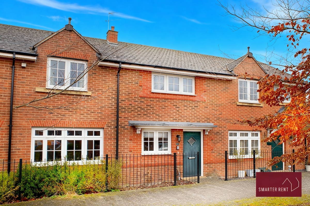 Bracknell, 2 Bedroom House, Garden & Parking