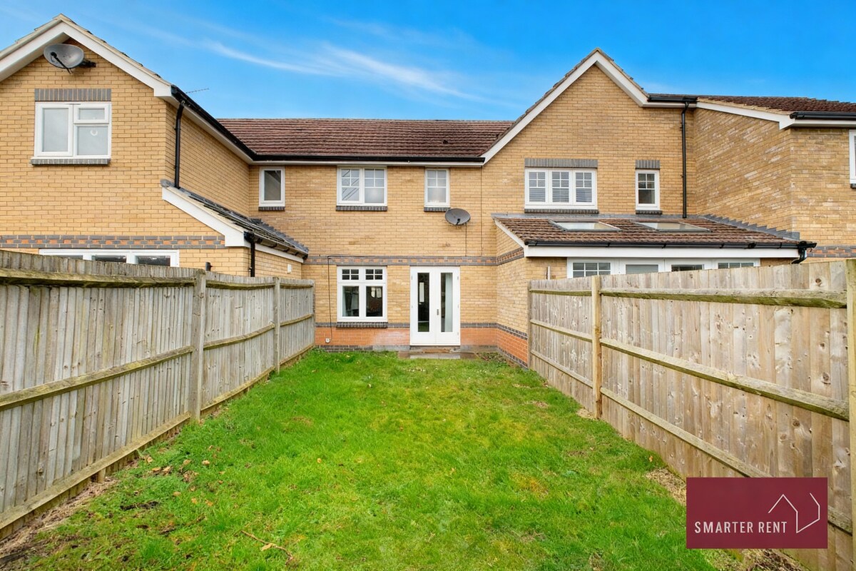 Bracknell - Garden, Parking, 2 Bed